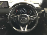ご覧のようにステアリングスイッチが付いており、ハンドルから手を離さずに簡単なオーディオ操作が容易にできます☆