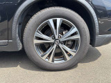 【純正ホイール】純正設計ならではの美しいデザインと精密な仕上げで、車両全体のスタイリングを引き立てます。