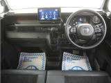 運転にかかわる様々な操作を安全に行えるように視点移動が少なく、操作性に配慮されたスイッチ類が凝縮されたコクピットです。