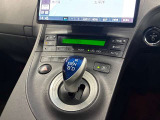 中古車選びで意外と見落としがちなポイントが、シフトレバー周辺の状態です。今回掲載している画像では、操作部分の使用感をはじめ、パネルの傷や擦れ、ボタン類の動作跡など、確認していただけます。