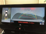 【パノラミックビューモニター(シースルービュー機能付)】クルマを上から見たような画像をディスプレイに表示し、運転席から確認しにくい箇所も確認できます。クルマを透過したような映像で周辺の確認も可能です。