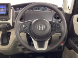 Hondaセンシング搭載ミリ波レーダーと単眼カメラで、クルマの前方の状況を認識。ブレーキやステアリングの制御技術と協調し、安心・快適な運転や事故回避を支援する先のシステムです