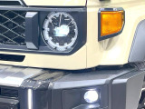 【LEDヘッドライト】悪天候や夜間走行時も良好な視界を確保し安心して運転できる高輝度LEDヘッドライトを装備!点灯速度が早く、消費電力も抑えられています。