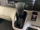 CVT車のセレクトレバーです。低速から高速まで、変速ショックのないスムーズな走りを実現するとともに、エンジン効率のよい領域を維持することで燃費にも貢献します。