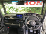 まぶしい日差しをやわらげる、青色のハーフシェイドフロントウィンドウがついています。また、プラズマクラスター技術搭載フルオートエアコンで快適です。