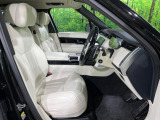 質感の高いレザーシートでございます。使用感が出やすい運転席ですが、綺麗な状態を保っております。前席の状態は内装の状態を見る大きなポイントになると思いますので、是非一度、実際にご覧くださいませ。