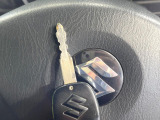 【キーレス】少し離れた場所からでもボタン一つでドアの開錠・施錠ができるのでとっても便利!ドアの鍵穴周りに傷をつけることもありません♪