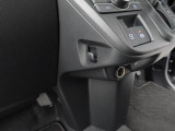 指先だけで操作ができる「電動パーキングブレーキ」搭載。オートモードの場合、シフトを「P」レンジにすると自動でパーキングブレーキが作動します。またアクセルを踏むと自動解除される為、発進がスムーズです。