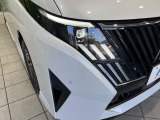【LEDヘッドライト】悪天候や夜間走行時も良好な視界を確保し安心して運転できる高輝度LEDヘッドライトを装備!点灯速度が早く、消費電力も抑えられています。