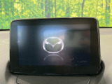 【マツダコネクトナビ】車内の雰囲気にマッチした一体型タイプのナビ。各種車輌設定やBluetooth再生等、様々な機能が楽しめます。直感的なダイヤル操作が可能で、使い勝手も良好です。