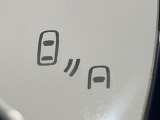 【ブラインドスポットモニター】走行中、ドアミラーの死角になりやすい箇所に後続車が接近するとサイドミラー付近に警告を表示、ドライバーに注意喚起をしてくれます。