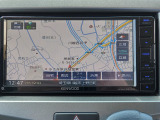 メモリーナビ(KXM-E502W)が装備されております。純正品なので保証対象となり安心してお使いいただけます。