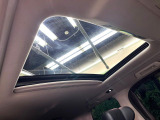 【サンルーフ】開放感たっぷりの希少装備、サンルーフが装着されています!車内に明かりを取り入れたり景色を楽しむ以外にも、車内の空気も簡単に換気できて快適です!