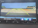 【リアカメラ】リバースに入れるだけで後方の映像が映ります。安全確認や、狭い駐車場での車庫入れ、雨の日や夜間など視界の悪い時に便利です。安全にバックする為には欠かせない装備です。