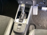シンプルでとても使いやすいフロアシフトに、パーキングブレーキは電子制御パーキングブレーキです。