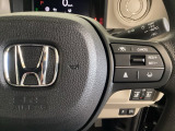 ハンドルにHondaセンシング系のクルーズコントロールやレーンキープアシストなどのスイッチが装備されています。ハンドルから手を離さず安全に操作できます。