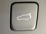 【パワーバックドア】スマートキーや運転席のボタンを押すだけでリアゲートが自動で開閉します!荷物を持っている時や、高い位置にあるバックドアを閉める際に便利な機能です♪