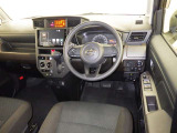 運転席まわりです。 各操作スイッチは使いやすい位置に配置されてます。