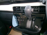 操作しやすいシフトレバーとタッチ式エアコンパネルで運転も楽々です。