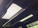 【ガラスルーフ】ガラスルーフ搭載で車内の解放感が一気にアップ!開放的なドライブをお楽しみいただけます。