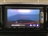 ギヤをR(バック)に入れるとナビの画面に後ろの映像が映るリアカメラ付です。後退時、コンディションが悪い視界でもカラーバックモニターがドライバーをサポートします。
