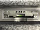 【ETC】有料道路を利用する際に料金所で停止することなく通過できる、ETC車載器(ノンストップ自動料金収受システム機器)が装備されています。セットアップを行うことで利用可能になります。