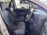 運転席の画像です。足元やシートまわりに余裕があり、リラックスした姿勢で運転が可能です。視界も良好で操作系へのアクセスもしやすく、快適で安心感のあるドライブをサポートします。
