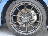 純正18インチアルミホイール。 タイヤサイズは 215/40R18