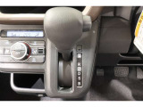 ★パネルシフトレバーは運転席より手が届きやすくて操作のしやすいシフトレバー。室内スペース確保にも配慮されてますよね!