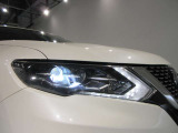 白く自然に近い明るさで視認性が高い「LEDヘッドライト」で安全、快適に。便利なオートライトシステムを装備してます。
