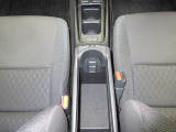 アームレストを開けると、収納スペースとしてお使いいただけます!ものが多くなりがちな車内も、隠す収納で生活感をリセット♪