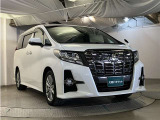 お車購入のポイントとなるフロントマスクです!シャープな目つきが印象的なデザインのヘッドランプです。