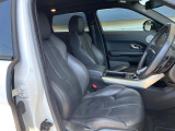●前席:ゆったりとしたドライバースペースで、長時間の運転でも快適にお過ごしいただけます。