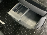 収納タイプのトレイとカップホルダーは便利に使えます