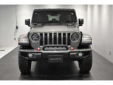 Jeep伝統の丸目のヘッドライトにセブンスロットグリルで一目でJeepだとわかりますね!