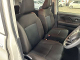 運転席の画像です。足元やシートまわりに余裕があり、リラックスした姿勢で運転が可能です。視界も良好で操作系へのアクセスもしやすく、快適で安心感のあるドライブをサポートします。