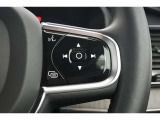 右側のステアリングスイッチは、オーディオコントロール、音声入力時のスイッチが備わります。