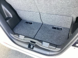 後席を倒さなくても、ゆとりある荷室。