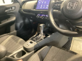 スマートな電子制御式パーキングブレーキに加え、渋滞時などでブレーキペダルから足を離しても停車を維持するオートブレーキホールド機能により、運転がより快適になります。