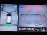 【アラウンドビューモニター】まるでクルマを真上から見ているようなアラウンドビューモニターで運転をサポート。運転席から見えにくい車の四隅や後方もモニターでしっかり見えます。