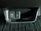 便利なUSBジャック・12V電源ソケットも付いています。周辺機器の充電にご利用頂けます。