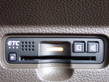■【ETC車載器】が装備されています。セットアップをしてお渡しとなり、ETCカードを差し込むだけで高速道路の利用が可能です。