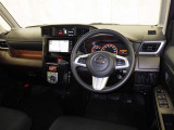 運転席まわりです。 各操作スイッチは使いやすい位置に配置されてます。