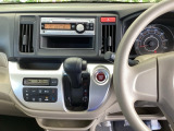 足元スッキリ、インパネシフトです。パーキングブレーキはフットブレーキタイプなので、運転席と助手席の間がスッキリしています。