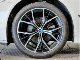 【BMWアロイホイル】軽量かつ強度に拘ったアロイホイル。走行性能ポテンシャルを引き出す設計。車の足元を引き締めてくれる大きなポイントはアロイホイルです。