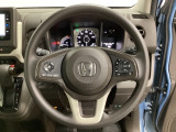 ハンドルにHondaセンシング系のクルーズコントロールやレーンキープアシストなどのスイッチと、オーディオの操作スイッチが装備されています。ハンドルから手を離さず安全に操作できます。