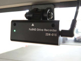 リヤガラスに取り付けされています【ZDR-015】コムテック製・ドライブレコーダーの画像です。