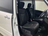 【運転席・助手席】ゆったりとした運転席と使いやすいナビゲ-ションシステムで運転らくらく♪♪女性でも周りが見やすく運転しやすいです★