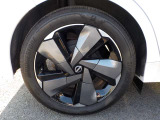 純正アルミホイール付きです。タイヤサイズは、205/50R17です。