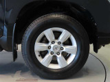 純正のアルミホイール装着車です。タイヤサイズは265/65R17です。